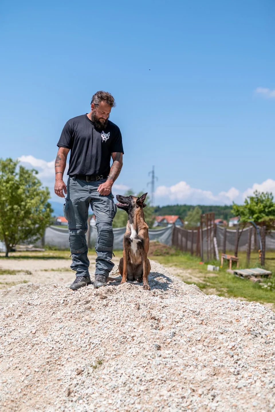 Georg Resch beim Training mit einem Hund auf dem Gelände