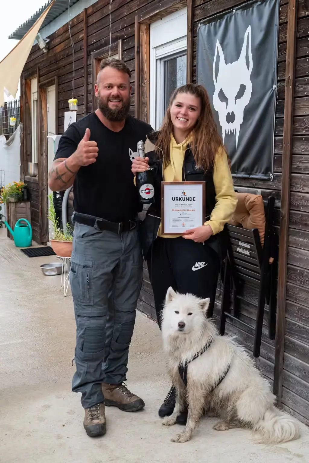 Hund und Trainer während einer Trainingssequenz im Freien