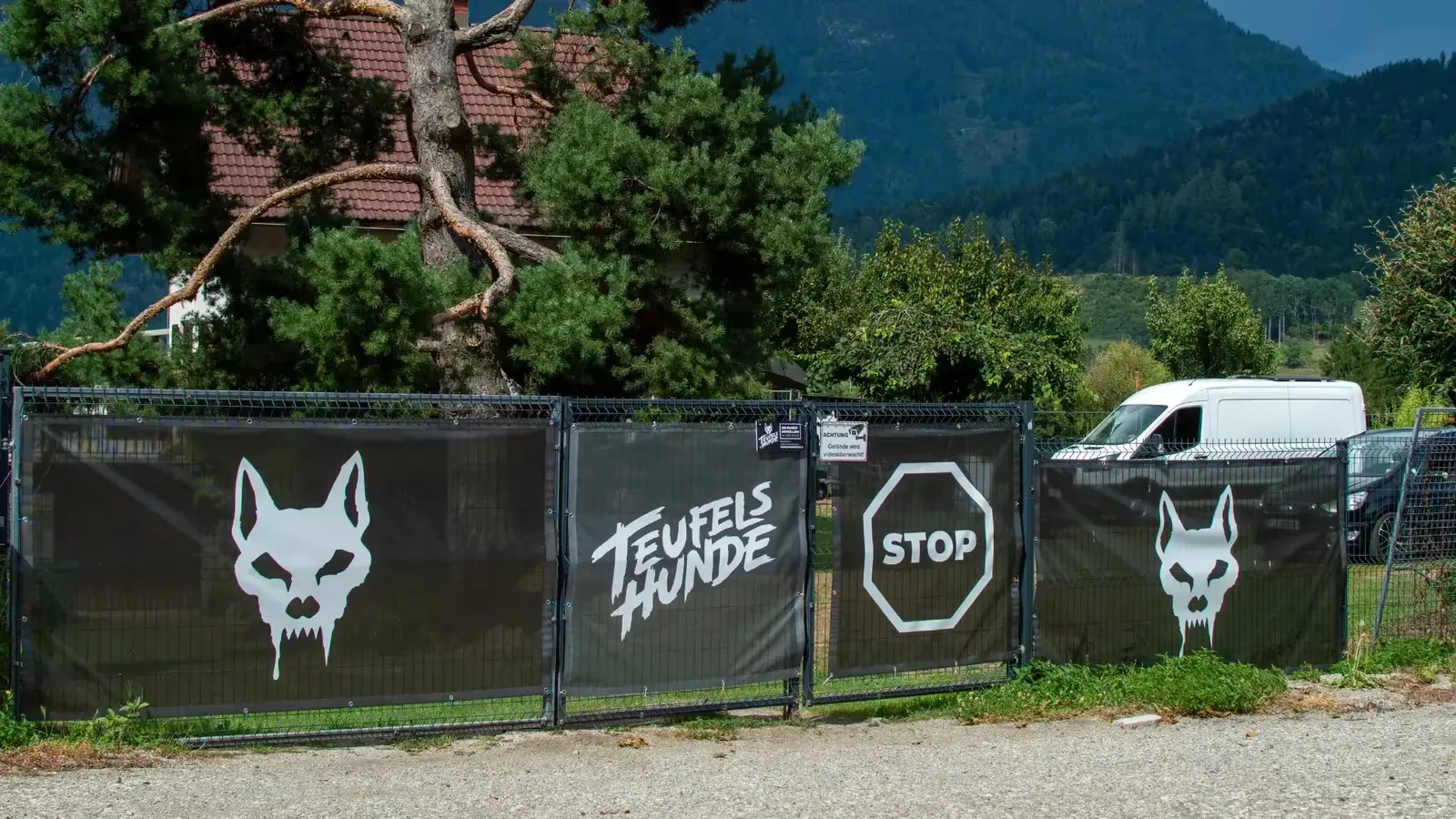 Eingangsbereich des Teufelshunde-Geländes mit markiertem Zaun